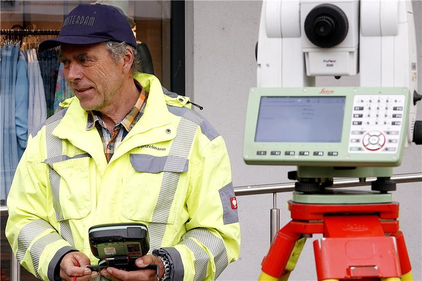 Mit dem Controller in der Hand stellt Holger Conzelmann, Vermessungstechniker, mit dem Tachymeter Gebäudeabstände dar. Bild: Karl-Heinz Kuball 