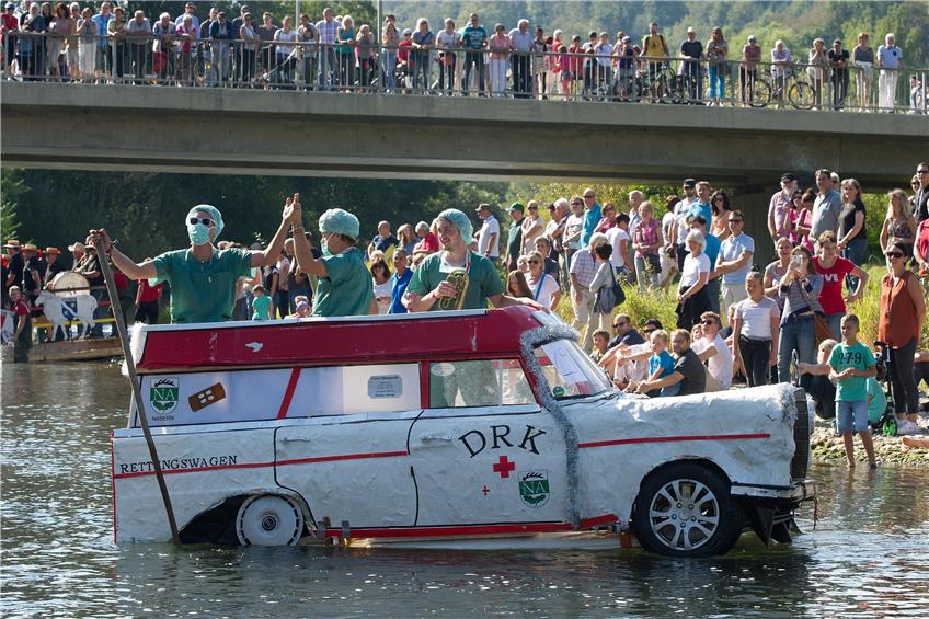 Mit seinem schwimmenden Krankenwagen trug der Musikverein Nabern dieses Jahr den Sieg davon. Bild: Franke