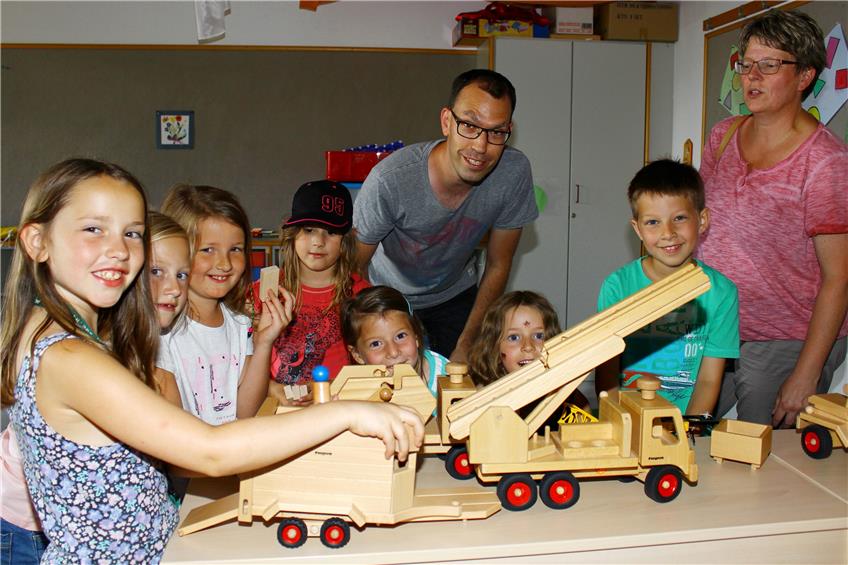 Mit solchen Holz-Fahrzeugen dürfte den künftigen Erstklässlern der Schulanfang nicht schwer fallen. Bild: Stifel