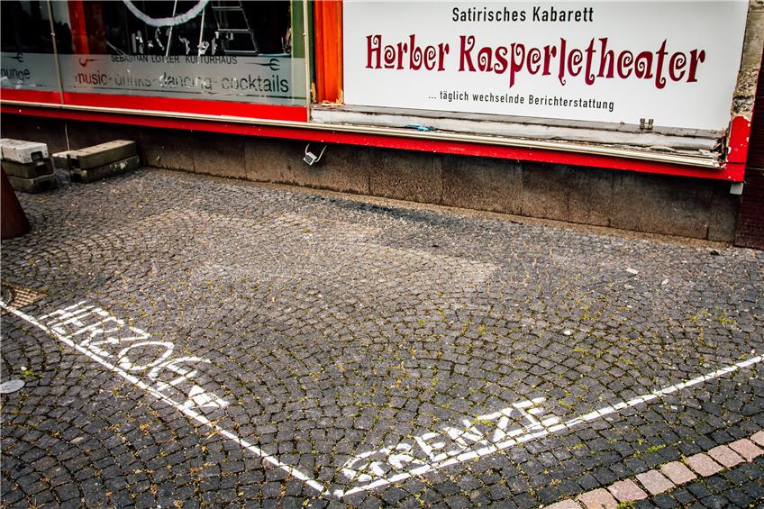 Mit weißer Farbe hat Mayk Herzog die Grundstücksgrenze auf dem Sebastian-Lotzer-Platz nachgezogen.Bilder: bbm