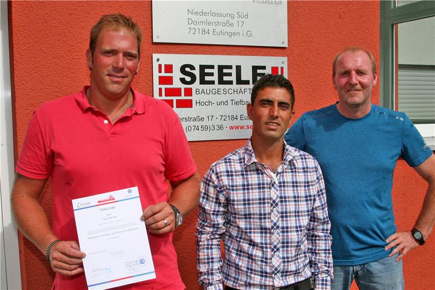 Mohamad Kurmo (Mitte) hat bei der Baufirma Seele in Eutingen einen Arbeitsplatz gefunden. Unser Bild zeigt ihn mit Firmenchef Wolfgang Seele (rechts) und den frisch gebackenen Polier Jan Schmid aus Weitingen (links), der den Syrer in seiner Kolonne unter den Fittichen hat.Bild: hn