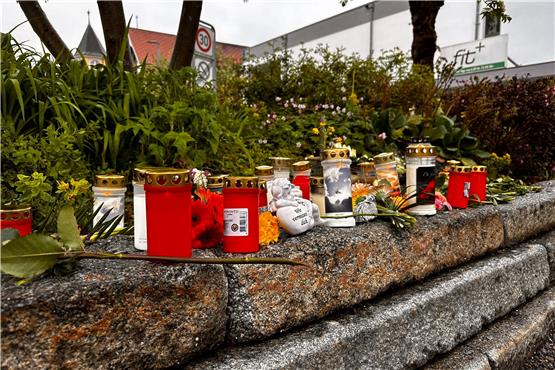 Nach dem Tod eines Obdachlosen stehen Blumen und Kerzen im Stadtzentrum von Immenstadt im Allgäu. Foto: Lisa Hild/dpa