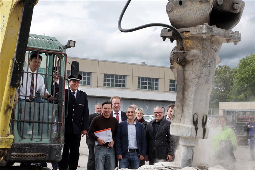 Oberbürgermeister Peter Rosenberger (im Bagger) eröffnete die Bauarbeiten am neuen Horber Feuerwehrzentrum auf dem Hohenberg. Bild: Kuball