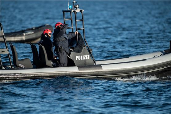 Polizei auf dem Wasser. Foto: Silas Stein/dpa