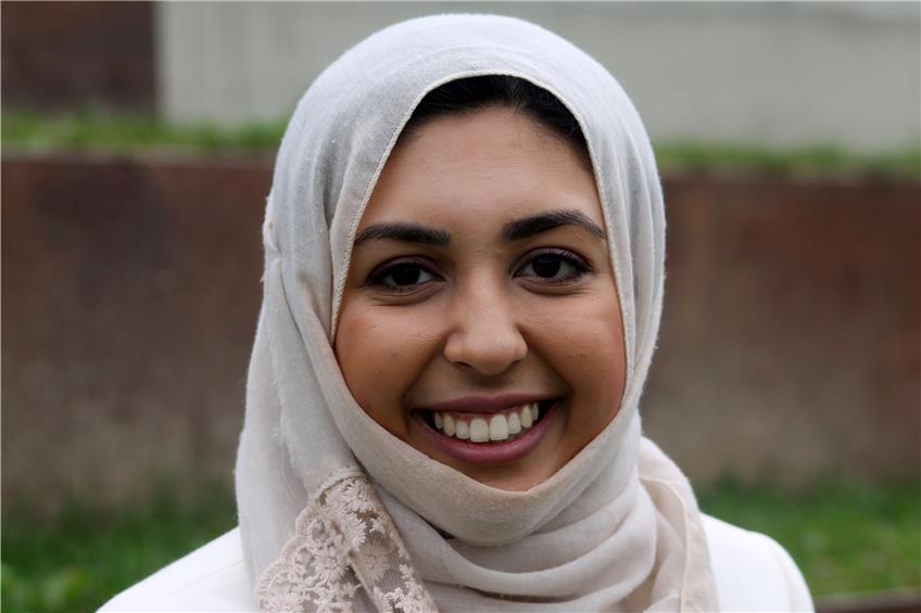 Rameza Bhatti ist gläubige Muslima und möchte das nach außen hin vermitteln: durch ihre Lebensweise und durch das Tragen eines Kopftuchs. Bild: bib
