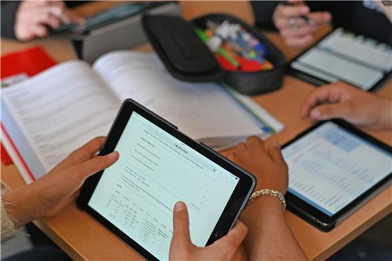Schüler arbeiten in einer Unterrichtsstunde mit Tablets. Foto: Uli Deck/dpa