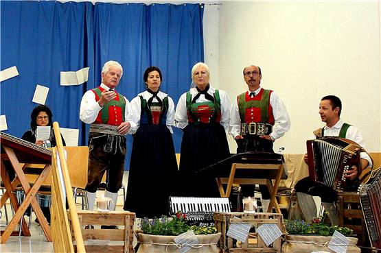 Sepp Oberhöller (links) und seine Familie traten in Mühlen mit Südtiroler Volksmusik auf – eingeladen von Ernst Heller. Bilder: Philipp Eichert