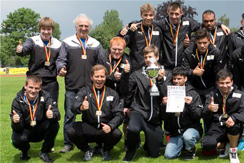 Simon Lanig in der Mannschaft der baden-württembergischen Landesauswahl der Fußballer mit geistiger Behinderung (vorne dritter von rechts). Mit auf dem Bild sind auch die Betreuer des Teams.Bild: Heike Acker
