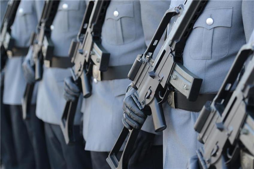 Soldaten tragen Gewehre vom Typ G36 von Heckler & Koch. Foto: Patrick Seeger/Archiv dpa