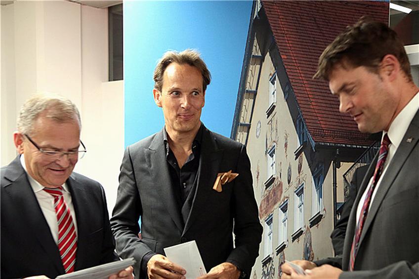 Sparkassendirektor Uwe Braun (links) überraschte Horbs Musikschuldirektor Sven Gnass und OB Peter Rosenberger mit Spenden.