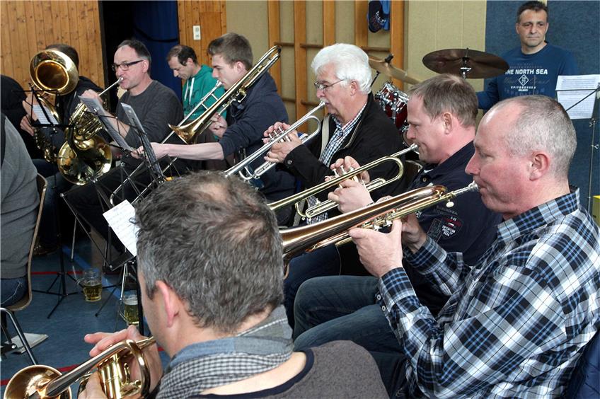 Spontan in die Halle verlegt wurde Bewirtung und Unterhaltung des örtlichen Musikvereins in Nordstetten – wo die Plätze zur Mittagszeit gut gefüllt waren.