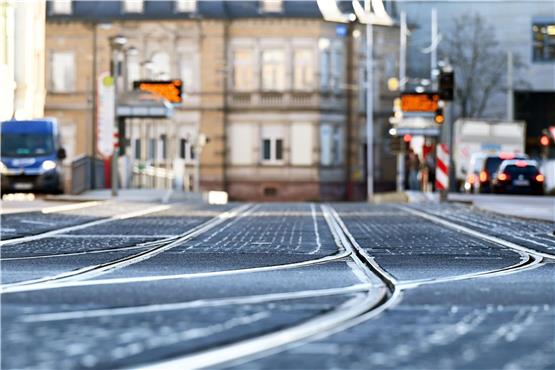 Straßenbahnschienen, die ins Leere laufen, aufgenommen in der Karlsruher Innenstadt. Foto: Uli Deck/dpa