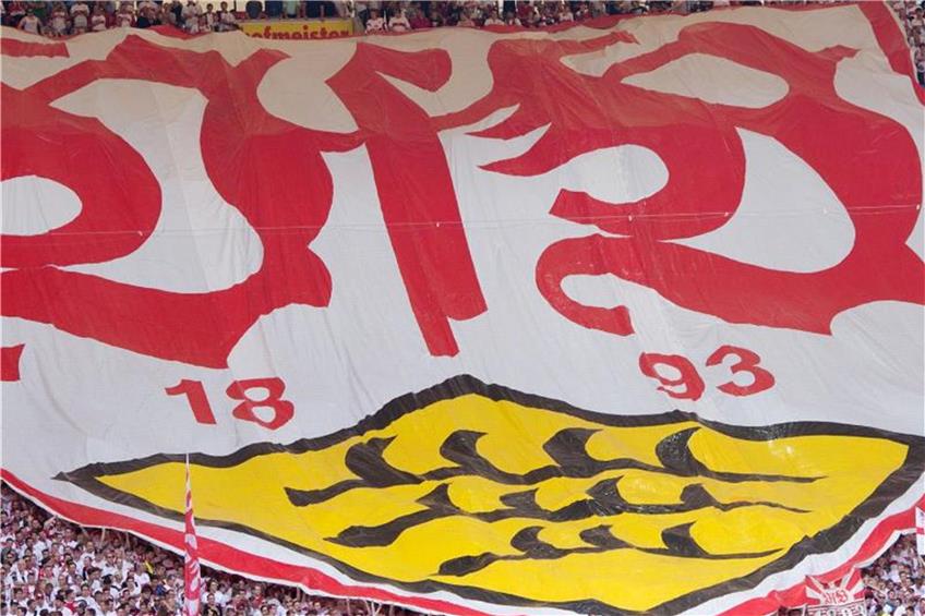 Stuttgarter Fans halten ein Banner mit dem Logo des VfB Stuttgart. Foto: Sebastian Kahnert/Archiv dpa
