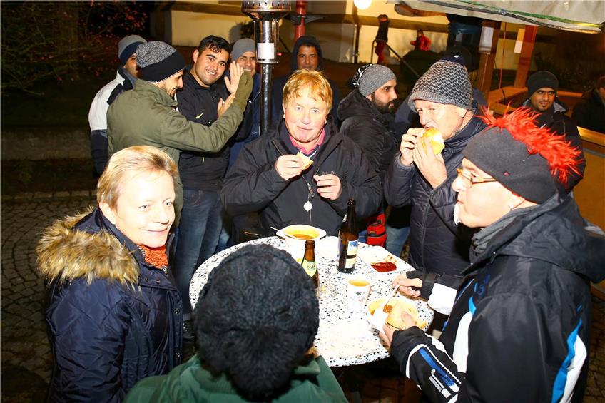 Suppe und Bier: Der Bittelbronner Weihnachtsmarkt erfreute sich am Samstag wieder großer Beliebtheit.Bild: ewf