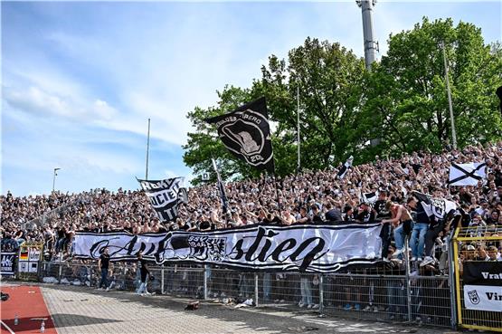 Ulms Fans feiern den Aufstieg. Der SSV Ulm hat wirtschaftliche Planungssicherheit. Foto: Harry Langer/DeFodi Images/dpa