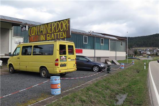 Unter anderem Volker Schleich, Inhaber von „Old Toys“ in Glatten, protestiert gegen ein Containerdorf für geflüchtete Menschen auf dem Gelände der ehemaligen Küferei (im Bildhintergrund). Archivbild: Manuel Fuchs