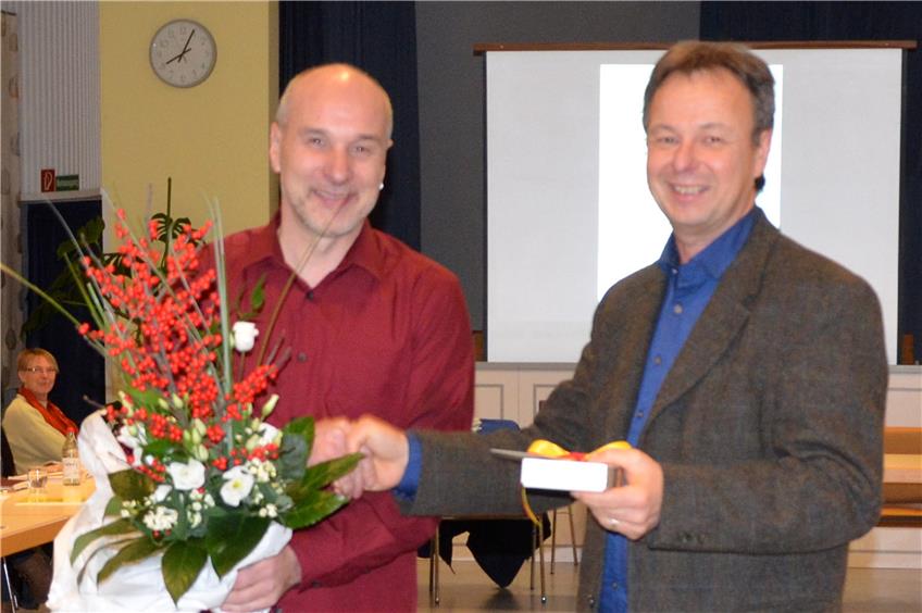 Urs Thiel (links) wurde am Dienstag von Hans-Ulrich Händel aus dem AK verabschiedet. Privatbild