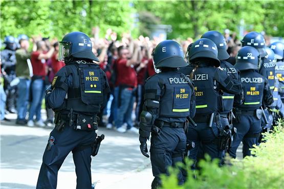 Vergangenes Jahr gegen die Stuttgarter Kickers gab es auch schon ein großes Polizeiaufgebot. Archivbild: Ulmer