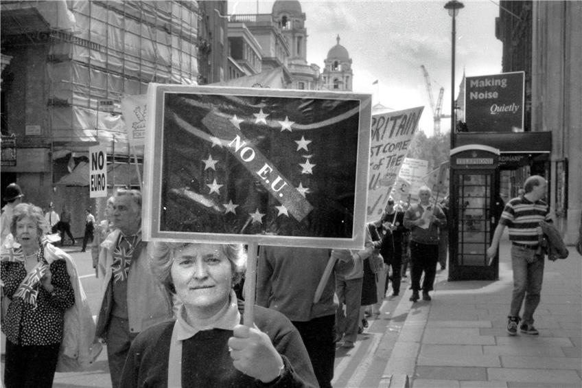 Vielen Briten ist die EU fremd geblieben, Protest gegen die ungeliebte politische Gemeinschaft hat Tradition: Das Bild entstand bei einer Demonstration in London im Mai 1999. Beim heutigen Referendum geht es nun ums Ganze. Archivbild: Metz