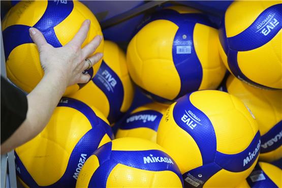Volleyball-Spielbälle liegen auf einem Haufen. Foto: Soeren Stache/dpa-Zentralbild/dpa/Symbolbild