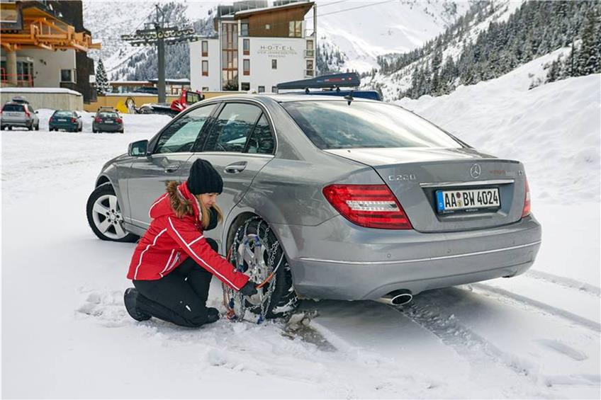 Vor allem bei Fahrten in schneereiche Gebiete sollten Schneeketten zur griffbereiten Grundausstattung von Autofahrern gehören.Bild: djd/RUD Ketten
