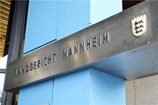 Vor dem Landgericht Mannheim ist der Schriftzug des Gerichts angebracht. Foto: Uli Deck/dpa