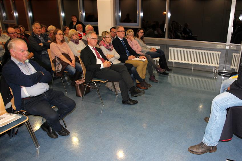 Wie die AED-Geräte in der Gemeinde Eutingen eingesetzt werden, erklärte Stephan Stroh (rechts) von der Björn-Steiger-Stiftung, den Bürgermeister Armin Jöchle im Bürgerzentrum begrüßte.Bild: Feinler