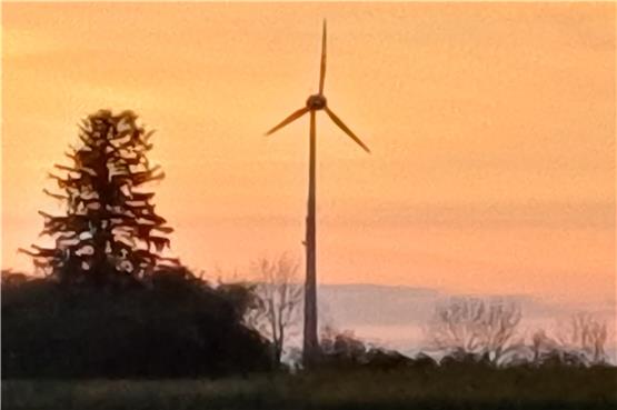 Windkraftanlage im Sonnenuntergang. Bild: Manuel Fuchs