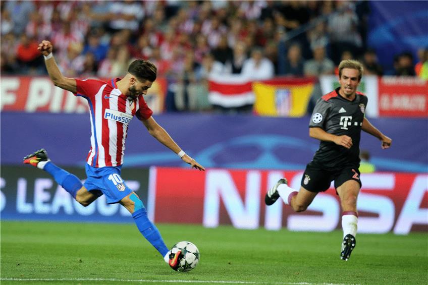 Zu spät dran: Bayern-Verteidiger Philipp Lahm (r.) kann das 1:0 durch Madrids Yannick Carrasco nicht verhindern. Foto: Eibner