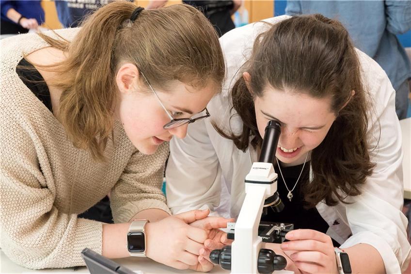 Zwei Schülerinnen analysieren mit einem Mikroskop Haarproben einesfiktiven Täters bei „Coaching 4 Future“ am Gymnasium Sulz. Privatbild