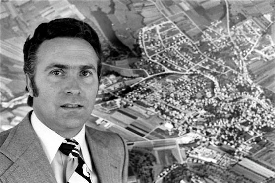1979 hat unser Fotograf Ofterdingens damaligen Bürgermeister HeinzAicheler vor einem Luftbild des Ortes fotografiert. Archivbild: Klaus Franke