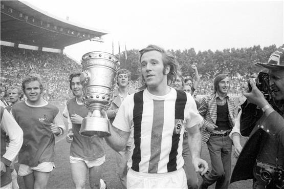23. Juni 1973: Günther Netzer holt den DFB-Pokal mit Mönchengladbach. Er hatte sich im Finale selbst eingewechselt. Foto: WEREK/imago