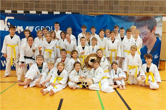 34 Kinder waren von der Vize-Weltmeisterin Katharina Menz (vorne links) begeistert. Bild: Judo Club