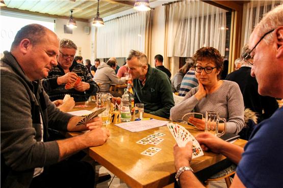 39 Spieler kamen heuer zum Preisbinokel nach Hemmendorf. Vorne am Tisch spielen (von links) ArminMalyniak (Remmingsheim), Andrea Biesinger (Hirrlingen) und Bruno Haas (Hirrlingen).Bild: Fred Keicher