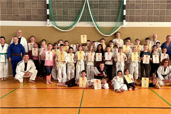 40 Kinder nahmen am ersten Freundetag des Judo Club Horb teil und wurden am Ende mit einer Urkunde belohnt. Bilder: Judo Club Horb