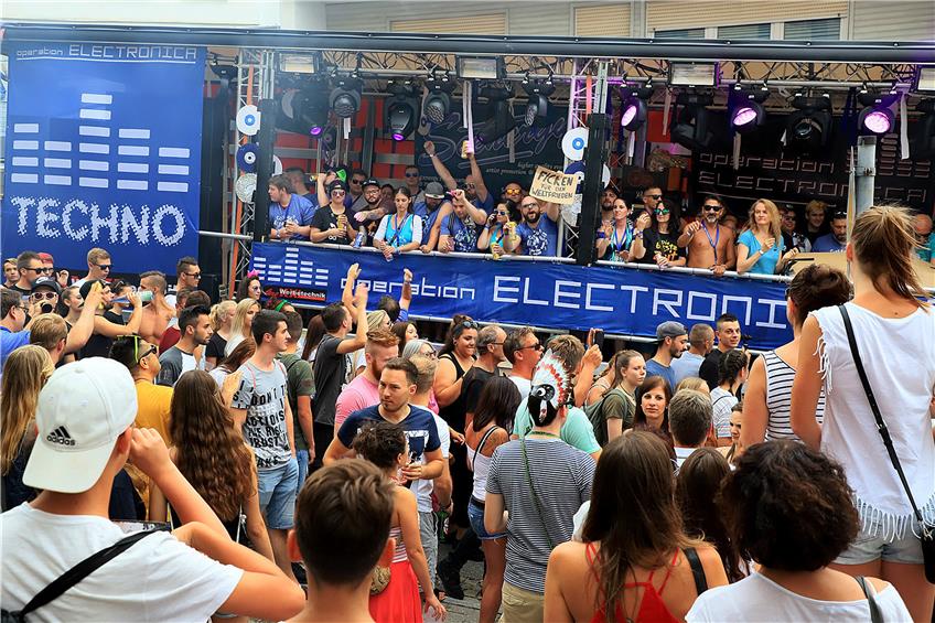 5500 Zuschauer feierten am Samstag die Beatparade. Der Schwerpunkt auf Hardstyle und die ausgewählten DJs kamen gut an.Bilder: Kuball