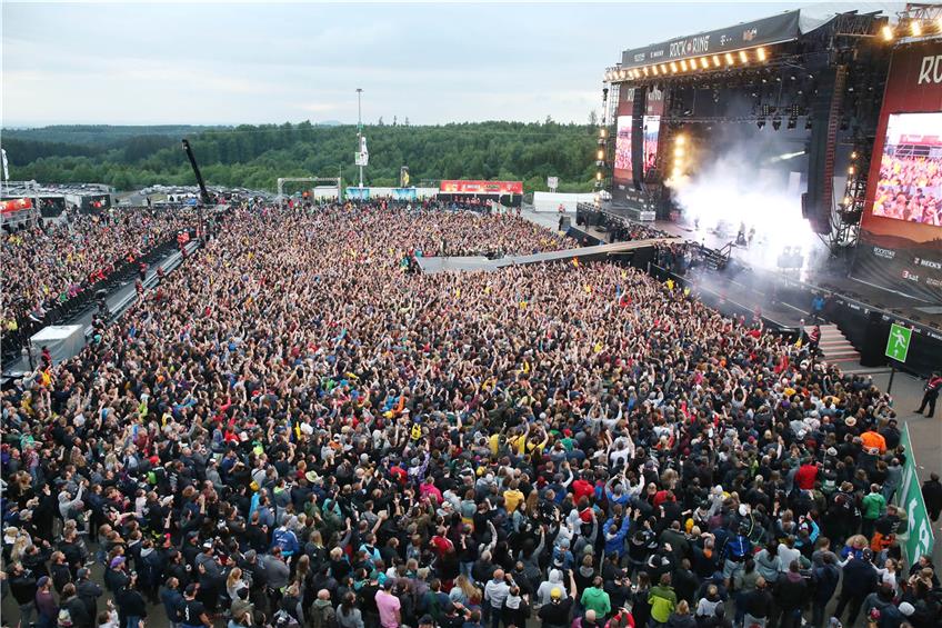 70000 Fans kamen zum legendären Rockfestival „Rock am Ring“ in die Eifel, wo Iron Cobra mit dem Rapper Bausa auftraten. Bilder: Wagner