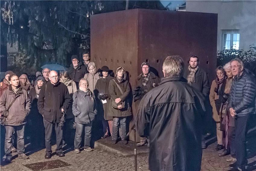 79 Jahre nach der Reichspogromnacht war dies für etwa 100 Menschen Anlass, sich zur Gedenkstunde am Ort des Pogroms einzufinden.  Bild: Metz