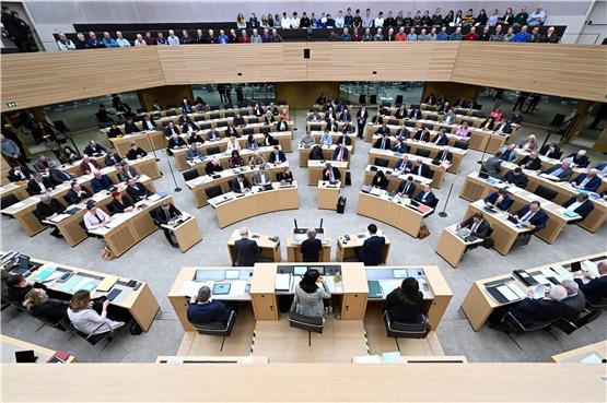 Abgeordnete sitzen im Plenarsaal bei einer Landtagsdebatte. Foto: Bernd Weißbrod/dpa