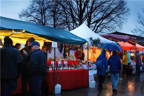 Abschied bei Regen: Zum letzten Mal hatte die Walddorfhäslacher Frauenliste den Christkendlesmarkt organisiert. Bild: Horst Haas