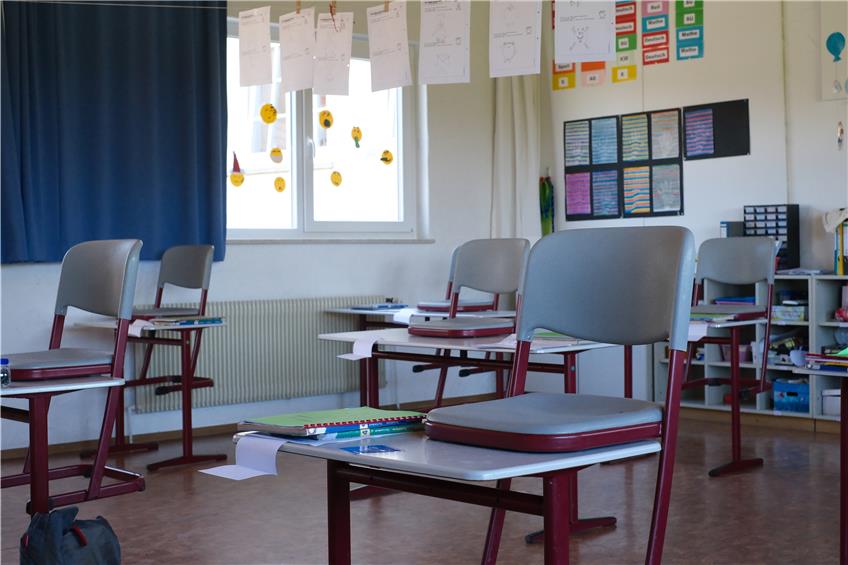 Abstand halten: Klassenraum der Grundschule Bildechingen in Zeiten der Corona-Krise. Bilder: Mathias Huckert