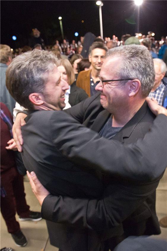 Acht Jahre später, bei Palmers Wiederwahl, umarmte ihn sein Baubürgermeister Cord Soehlke. Bild: Metz