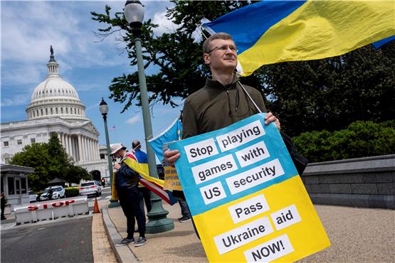 Aktivisten, die die Ukraine unterstützen, demonstrieren vor dem Kapitol. Foto: J. Scott Applewhite/dpa