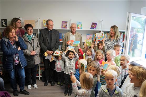 Alle Kinder lernen lesen: Zur Eröffnung des neuen Büchereiraums im Baisinger Pfarrhaus sangen die Kinder das Lesen-Lern-Lied von Wilhelm Topsch.Bild. Andreas Straub