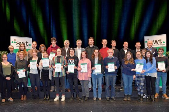 Alle Preisträger des Umweltpreises, den die Stadtwerke Tübingen auslobten, passen gerade noch auf eine Bühne. Bild: Gudrun de Maddalena / SWT
