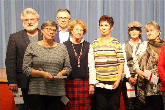 Alle beim Tafel- und Kleiderladen Engagierten um Sabine Göhring (Zweite von links) erhielten als DankEintrittskarten für das Neujahrskonzert, überreicht durch Bürgermeister Hieber (rechts). Bild: Cristina Priotto