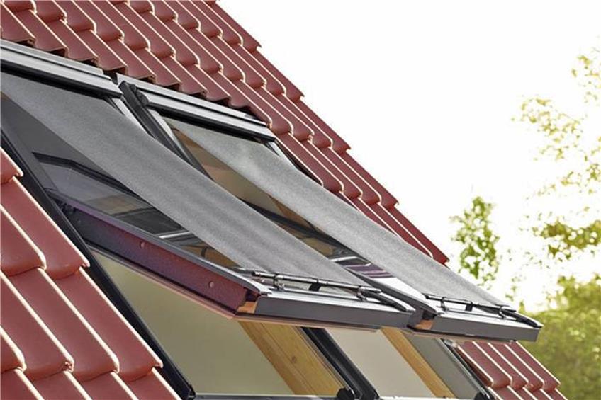 Allein durch den Einsatz von serienmäßigen Dachfenstern kombiniert mit Hitzeschutz-Markisen oder Rollläden lassen sich ganzjährig Wohlfühltemperaturen erzielen. djd/VELUX