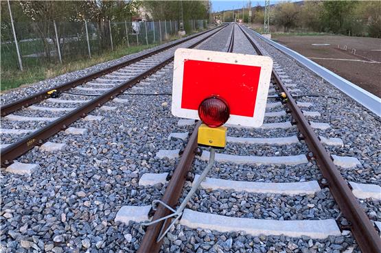 Alles auf Rot: Die Bahnstrecke im Ammertal - hier in Unterjesingen zwischen den beiden Bahnhöfen - wird bald für eine Weile gesperrt. Symbolbild: Moritz Hagemann