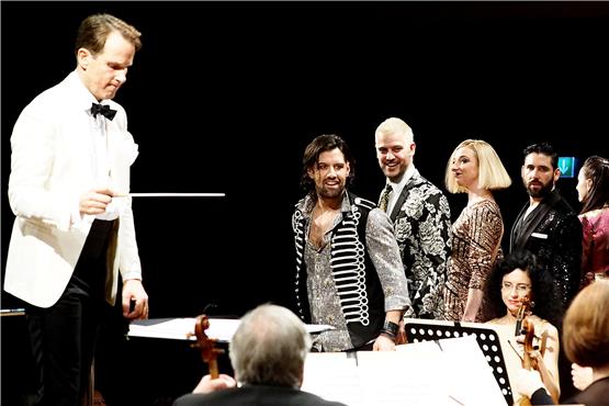 Allzeit Herr der Lage und konzentriert bei der Sache: Dirigent Sven Gnass (links) und das Ensemble von „The Cast“.Bilder: Karl-Heinz Kuball