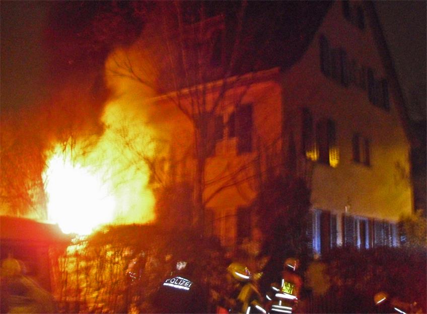 Als Feuerwehr und Polizei in der Justinus-Kerner-Straße eintrafen, stand die Erdgeschosswohung in hellen Flammen.